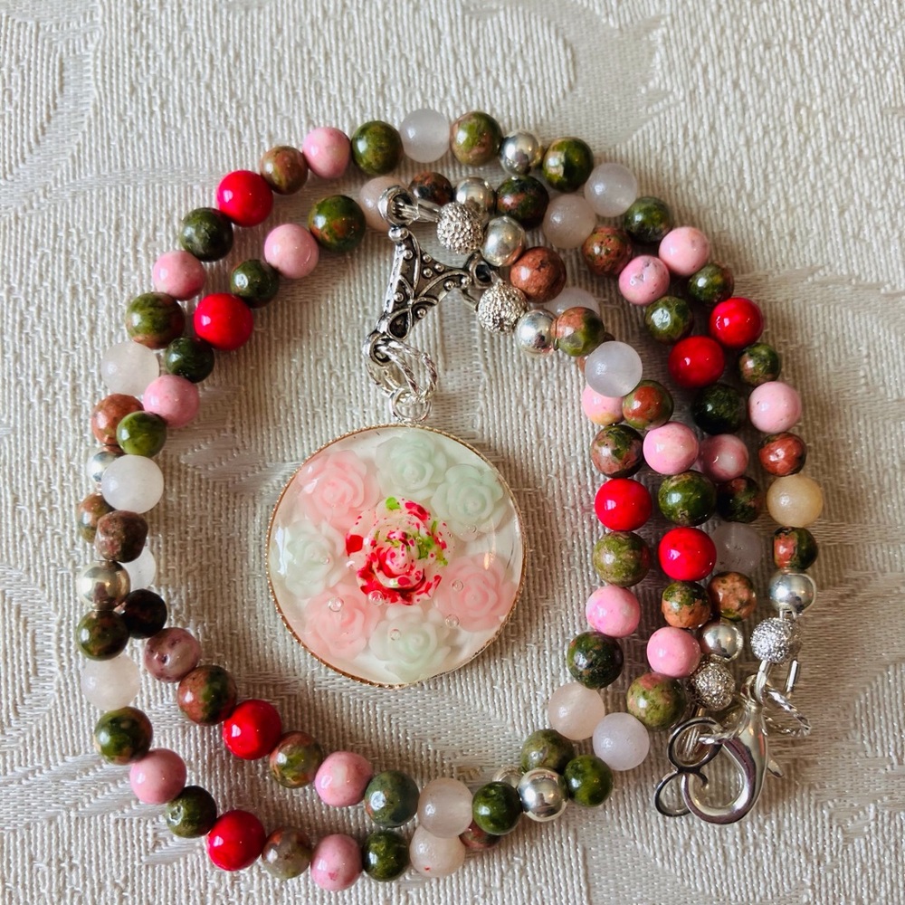 Hand Crafted Floral Pendant Beaded Necklace 18 Inches